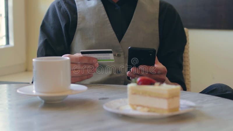 El cliente en una cafetería realice el pago en línea almacen de video