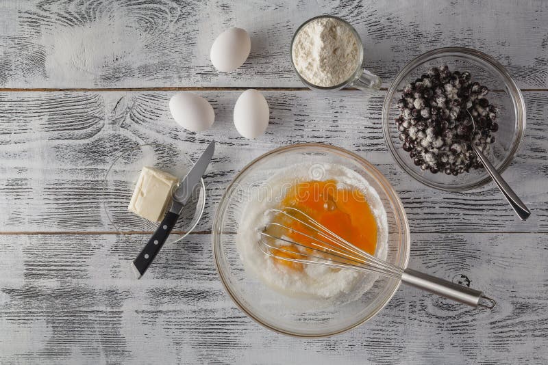 El cocer en ingredientes rústicos de la receta de la cocina y x28; huevos, harina, leche, imagen de archivo libre de regalías El cocer en ingredientes rústicos de la receta de la cocina y x28; huevos, harina, leche, imagen de archivo libre de regalías