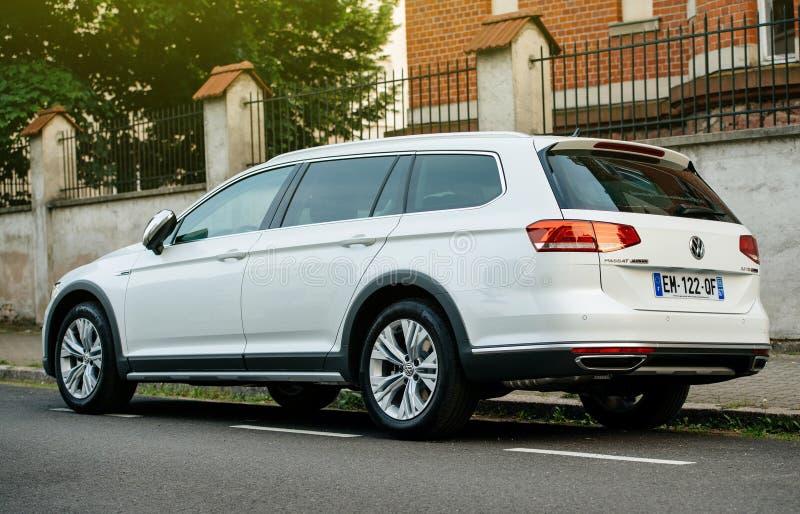 El coche de Alltrack del passat de VW de Volkswagen parqueó en ciudad imágenes de archivo libres de regalías El coche de Alltrack del passat de VW de Volkswagen parqueó en ciudad imágenes de archivo libres de regalías