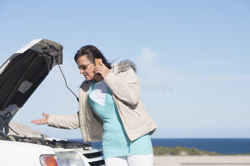 El coche de la mujer analiza ayuda imagen de archivo libre de regalías El coche de la mujer analiza ayuda imagen de archivo libre de regalías