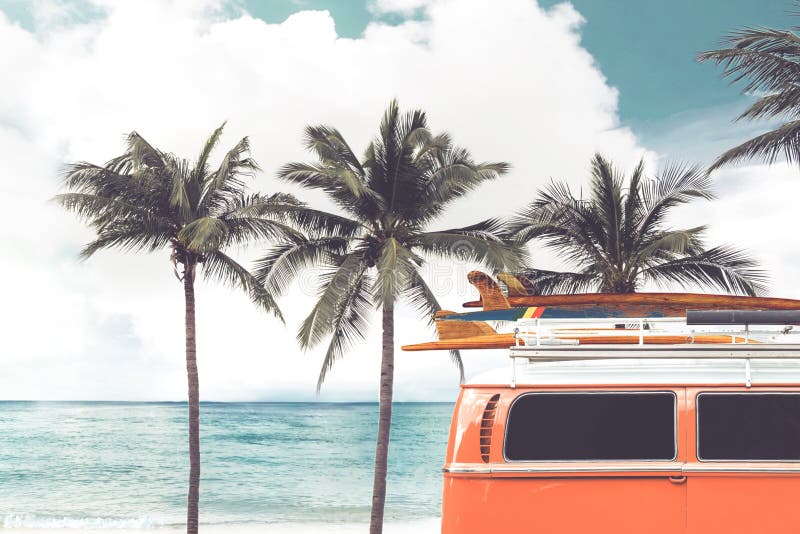 El coche del vintage parqueó en la playa tropical de la playa con una tabla hawaiana en el tejado El coche del vintage parqueó en la playa tropical de la playa con una tabla hawaiana en el tejado