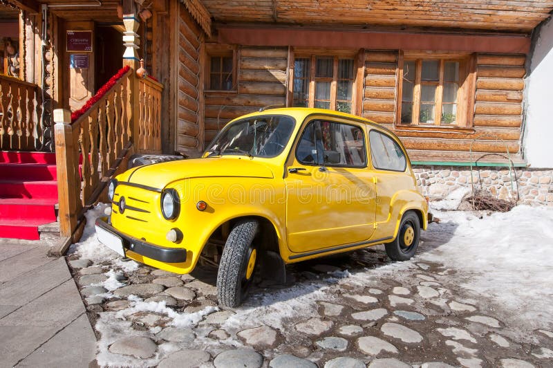 El coche retro de Zaz parqueó en el territorio del museo Rusia vieja reflejada complejo de Izmailovo el Kremlin con el edificio d fotografía de archivo libre de regalías El coche retro de Zaz parqueó en el territorio del museo Rusia vieja reflejada complejo de Izmailovo el Kremlin con el edificio d fotografía de archivo libre de regalías