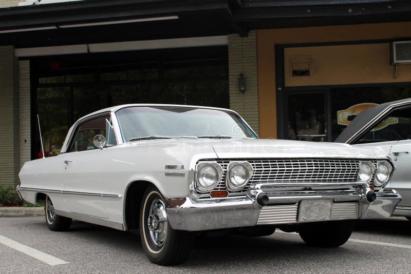 El Coche Viejo De Chevrolet Imagen de archivo Imagen de camino