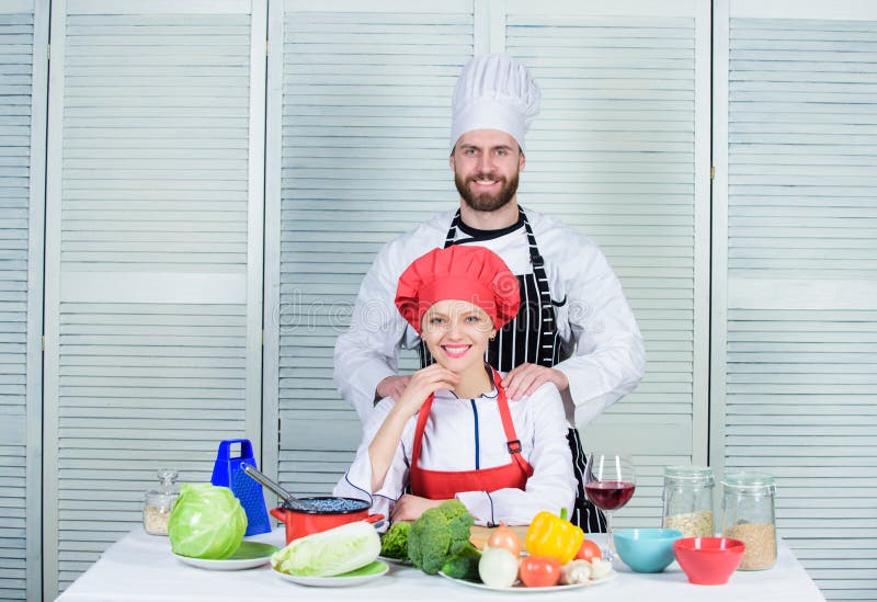 El cocinar con su cónyuge puede fortalecer relaciones Socios culinarios de la mujer y del hombre barbudo El último cocinar fotografía de archivo El cocinar con su cónyuge puede fortalecer relaciones Socios culinarios de la mujer y del hombre barbudo El último cocinar fotografía de archivo