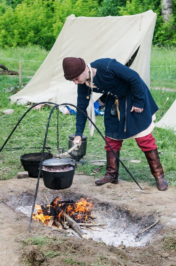 El cocinar en acampar de la hoguera fotos de archivo libres de regalías