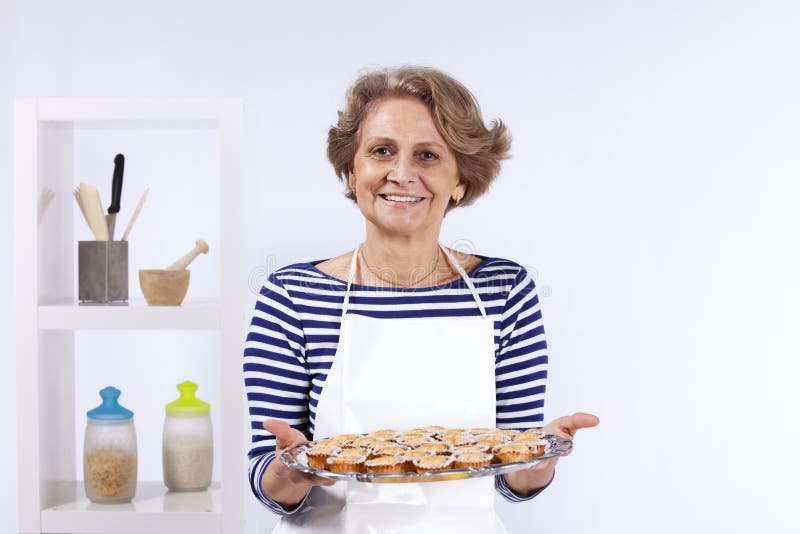 El cocinar mayor de la mujer fotografía de archivo El cocinar mayor de la mujer fotografía de archivo
