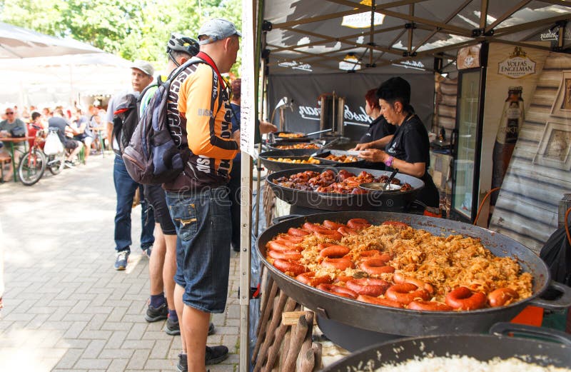 El cocinero de sexo femenino vende la comida del nacional de la calle imagen de archivo El cocinero de sexo femenino vende la comida del nacional de la calle imagen de archivo