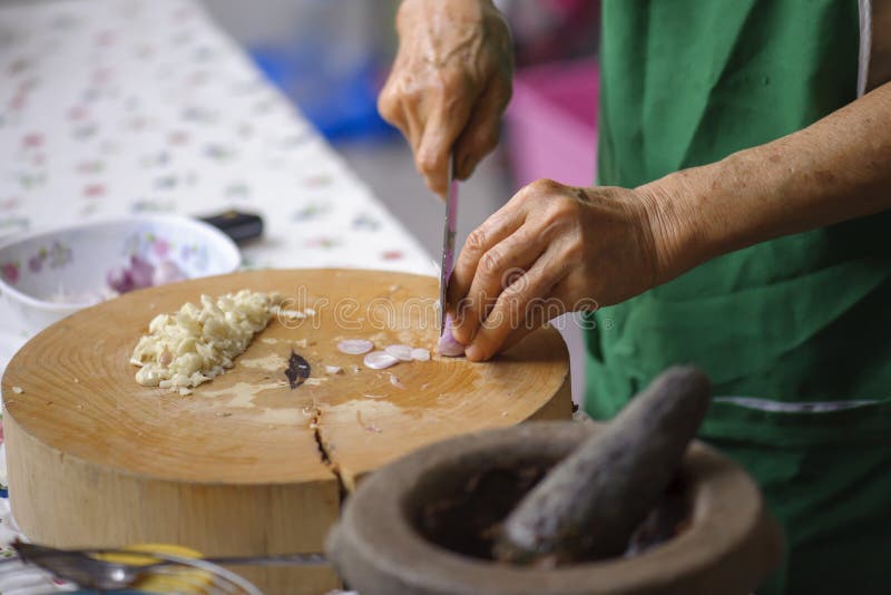 El cocinero es ingredientes destrozados de los chalotes imagen de archivo El cocinero es ingredientes destrozados de los chalotes imagen de archivo