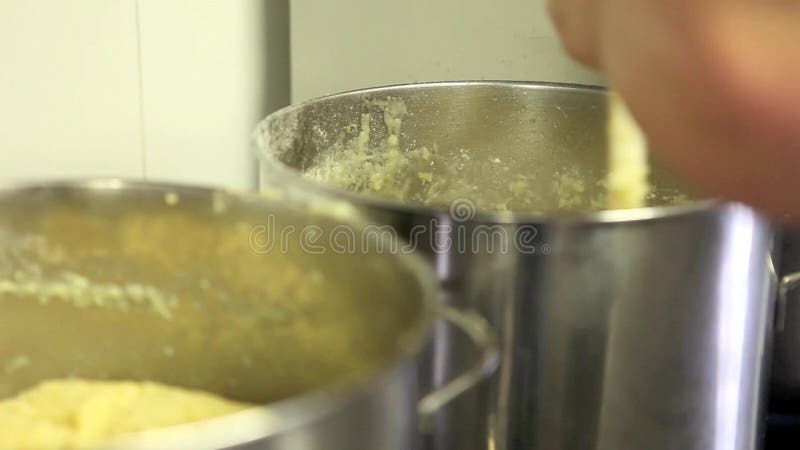 El cocinero prepara la pasta en pote en estufa