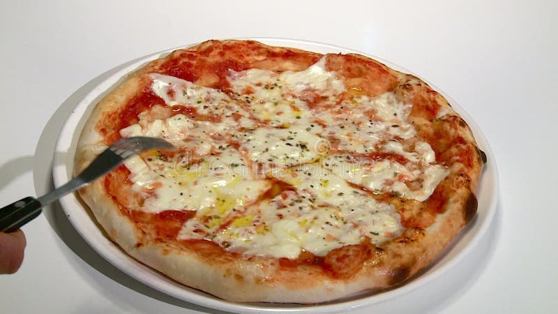 El cocinero prepara la pizza con queso y la salchicha