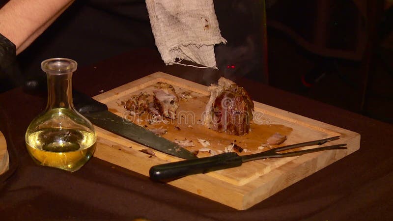 El cocinero prepara un plato de la carne