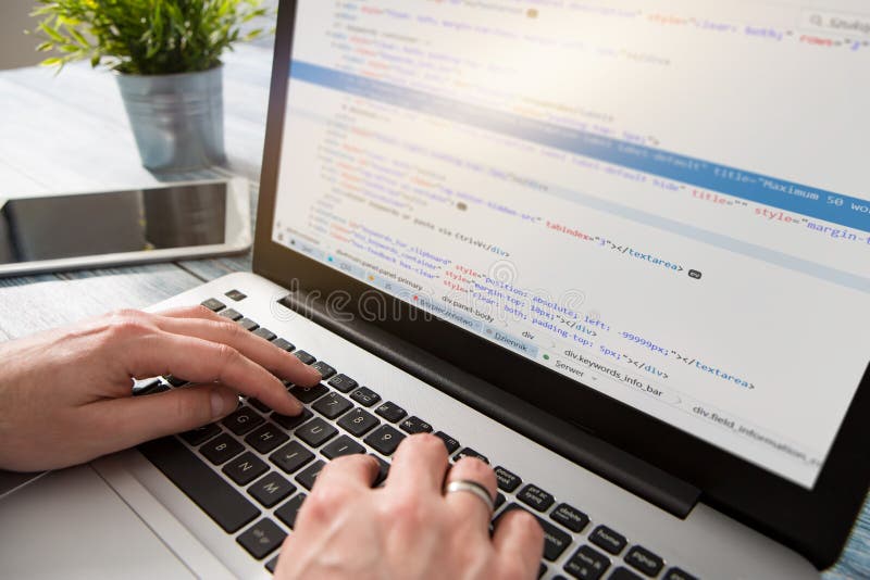El codificador del cálculo del programa del código de la codificación desarrolla el desarrollo del desarrollador foto de archivo libre de regalías
