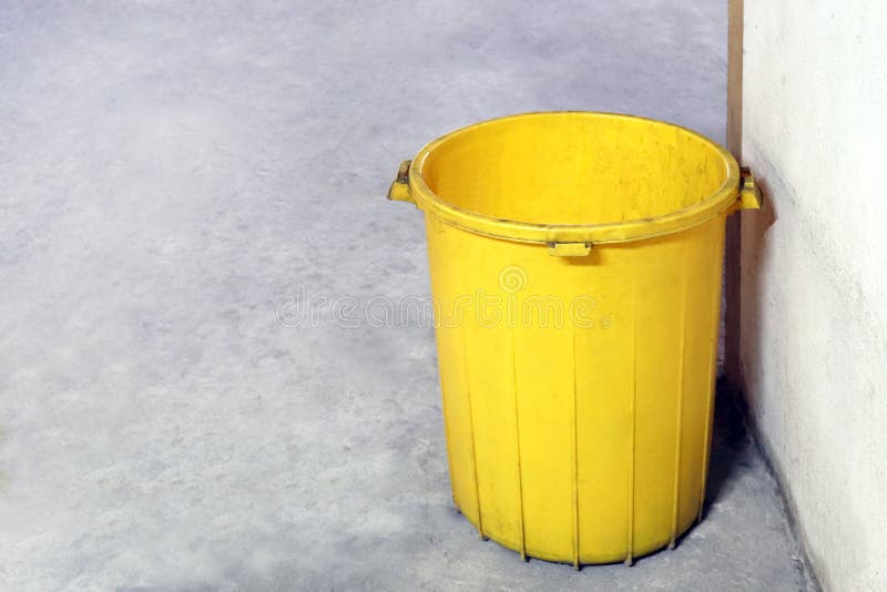 El color amarillo plástico del compartimiento viejo para la descarga inútil, compartimiento vacío para la basura de la basura en imagen de archivo libre de regalías El color amarillo plástico del compartimiento viejo para la descarga inútil, compartimiento vacío para la basura de la basura en imagen de archivo libre de regalías