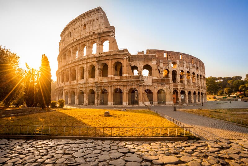 El Colosseum magnífico en la salida del sol, Roma, Italia, Europa