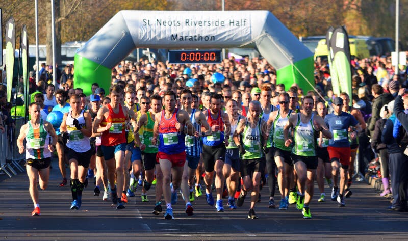El comienzo del medio maratón del St Neots foto de archivo libre de regalías El comienzo del medio maratón del St Neots foto de archivo libre de regalías