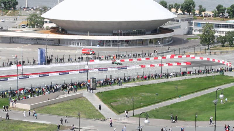 El competir con de la ciudad de Kazán de la demostración de Autosports Llegada del coche de carreras de los deportes