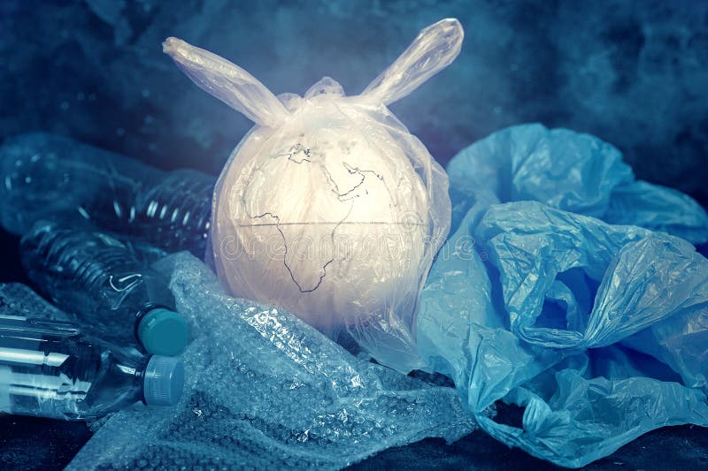 El concepto de día del ambiente mundial La tierra en una bolsa de plástico imagenes de archivo El concepto de día del ambiente mundial La tierra en una bolsa de plástico imagenes de archivo