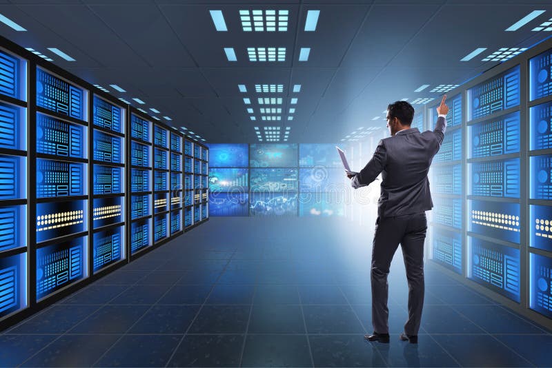 El concepto de gestión de datos grande con el hombre de negocios fotos de archivo libres de regalías El concepto de gestión de datos grande con el hombre de negocios fotos de archivo libres de regalías