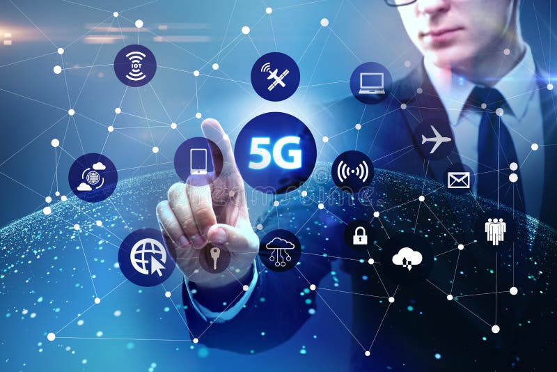 El concepto de Internet 5g con el hombre de negocios que presiona los botones fotografía de archivo El concepto de Internet 5g con el hombre de negocios que presiona los botones fotografía de archivo