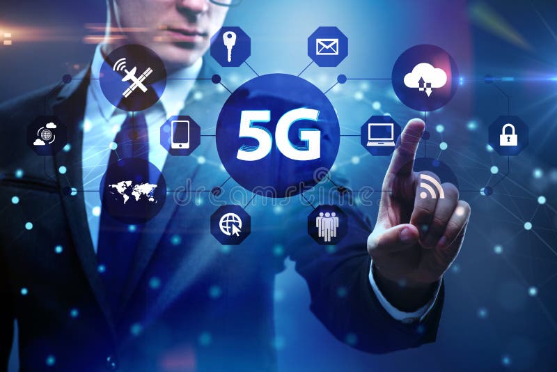 El concepto de Internet 5g con el hombre de negocios que presiona los botones imagen de archivo libre de regalías El concepto de Internet 5g con el hombre de negocios que presiona los botones imagen de archivo libre de regalías