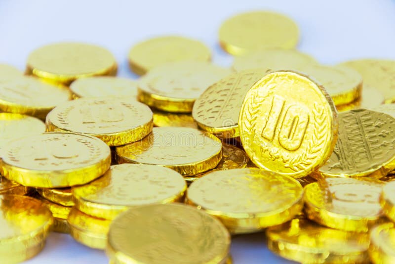 El concepto de inversión financiera Las monedas de oro se apilan en grandes números imagen de archivo El concepto de inversión financiera Las monedas de oro se apilan en grandes números imagen de archivo