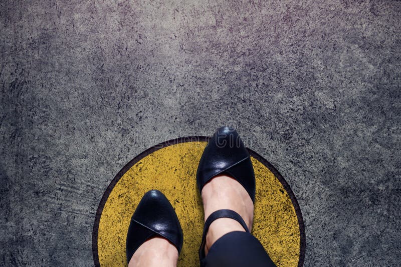 El concepto de la zona de comodidad, mujer con los zapatos de cuero camina sobre círculo