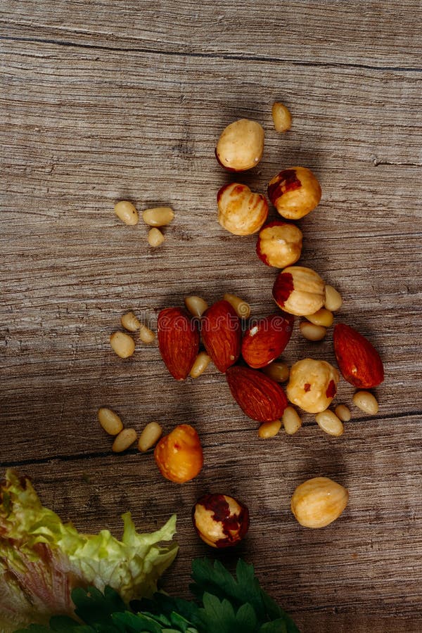 El concepto de nutrición apropiada: nueces, verdes - ensalada y perejil