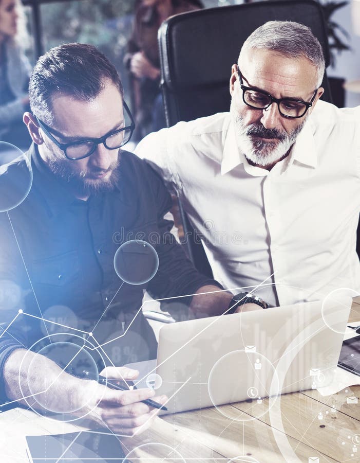 El concepto de pantalla digital, icono de la conexión virtual, diagrama, gráfico interconecta Hombre barbudo joven que trabaja as foto de archivo libre de regalías El concepto de pantalla digital, icono de la conexión virtual, diagrama, gráfico interconecta Hombre barbudo joven que trabaja as foto de archivo libre de regalías