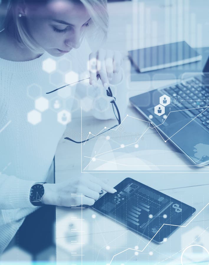 El concepto de pantalla digital, icono de la conexión virtual, diagrama, gráfico interconecta Mujer hermosa joven de la visión su imagenes de archivo El concepto de pantalla digital, icono de la conexión virtual, diagrama, gráfico interconecta Mujer hermosa joven de la visión su imagenes de archivo