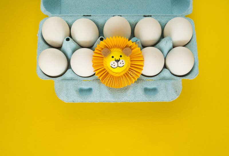 El concepto de Pascua con los huevos hechos a mano lindos y alegres fotografía de archivo libre de regalías El concepto de Pascua con los huevos hechos a mano lindos y alegres fotografía de archivo libre de regalías