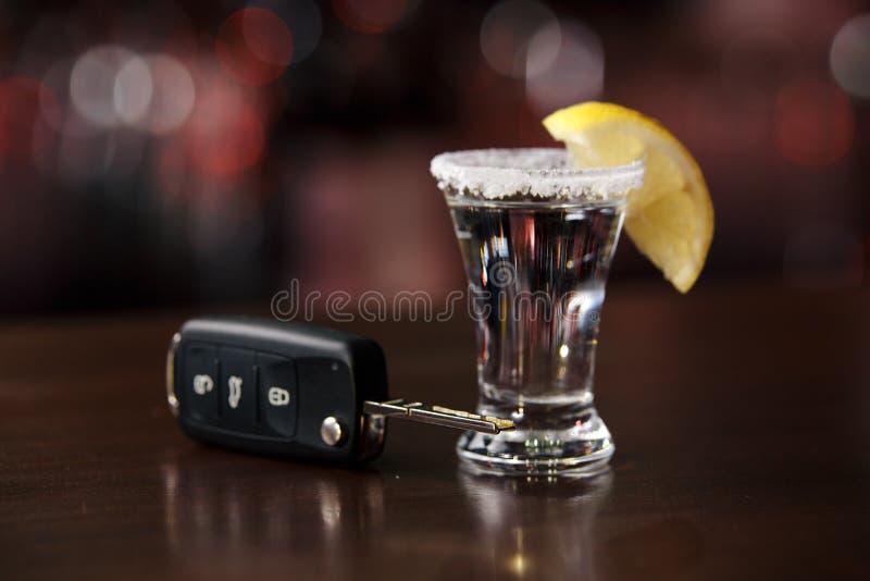 El concepto de un DUI Llaves del martillo, del alcohol y del coche de la ley en la tabla de madera, imagen de archivo libre de regalías El concepto de un DUI Llaves del martillo, del alcohol y del coche de la ley en la tabla de madera, imagen de archivo libre de regalías