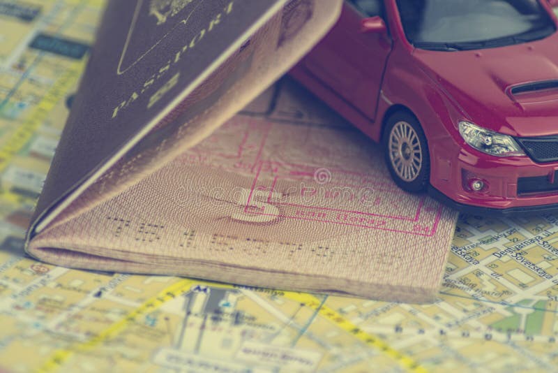 El concepto de viaje auto, pasaporte, modelo de un coche rojo en un mapa del fondo imagenes de archivo El concepto de viaje auto, pasaporte, modelo de un coche rojo en un mapa del fondo imagenes de archivo
