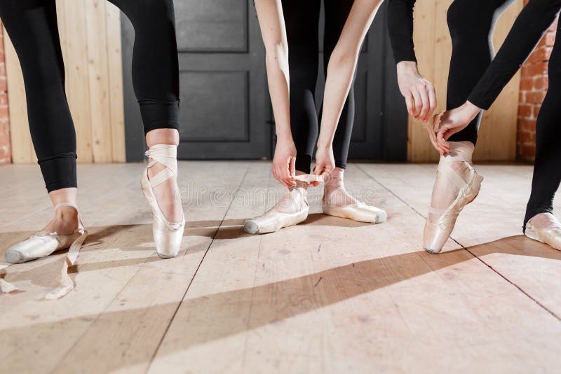 El Concepto Del Ballet Zapatos De Pointe Se Cierran Para Muchachas Jovenes De La Bailarina Mujeres En El Ensayo En Mon Imagen de archivo - Imagen de ejecutante, longitud: 114106625