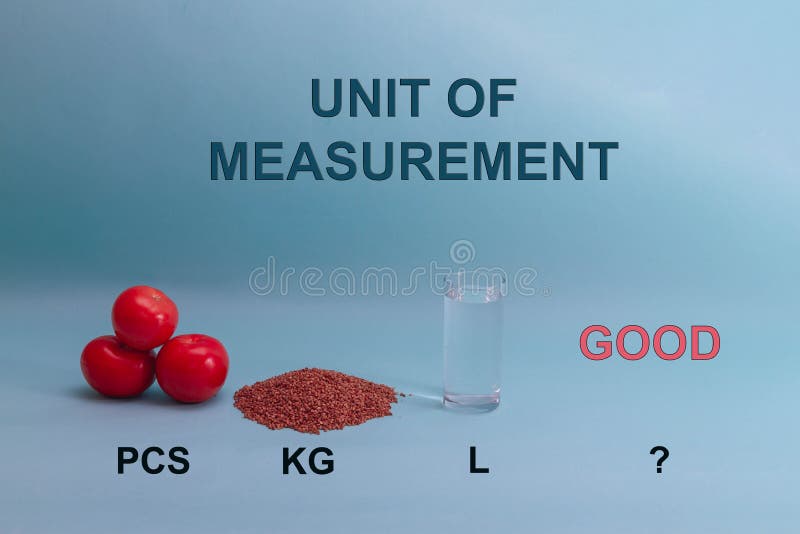 El concepto es una unidad de bondad. tomates agua de trigo sarraceno sobre fondo azul imágenes de archivo libres de regalías