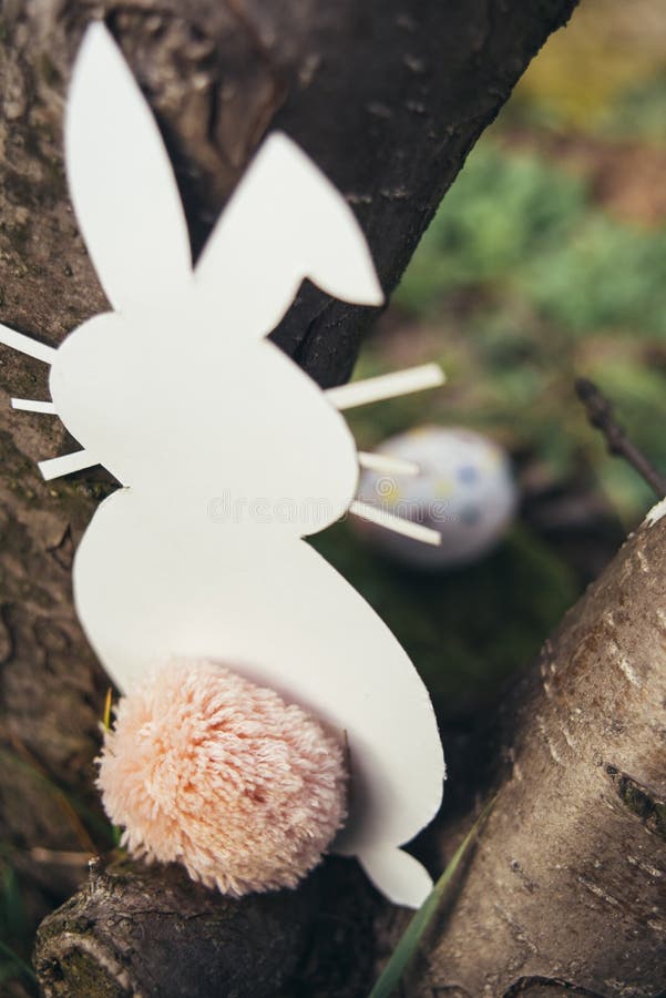 El conejito de pascua de la cartulina mira el huevo de Pascua fotos de archivo El conejito de pascua de la cartulina mira el huevo de Pascua fotos de archivo