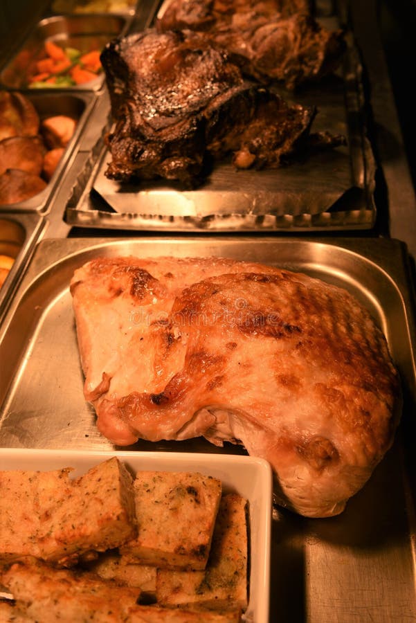 El conjunto cocinó la pechuga de pavo de oro de la carne asada y la pierna del cordero admitidas un restaurante imágenes de archivo libres de regalías El conjunto cocinó la pechuga de pavo de oro de la carne asada y la pierna del cordero admitidas un restaurante imágenes de archivo libres de regalías