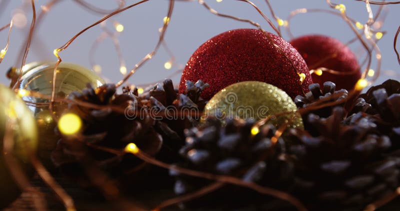 El cono de la chuchería y del pino de la Navidad arregló con las luces de la Navidad
