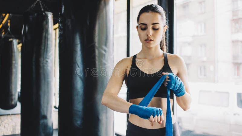 El conseguir femenino hermoso y apto del combatiente se preparó para la lucha o el entrenamiento fotos de archivo El conseguir femenino hermoso y apto del combatiente se preparó para la lucha o el entrenamiento fotos de archivo