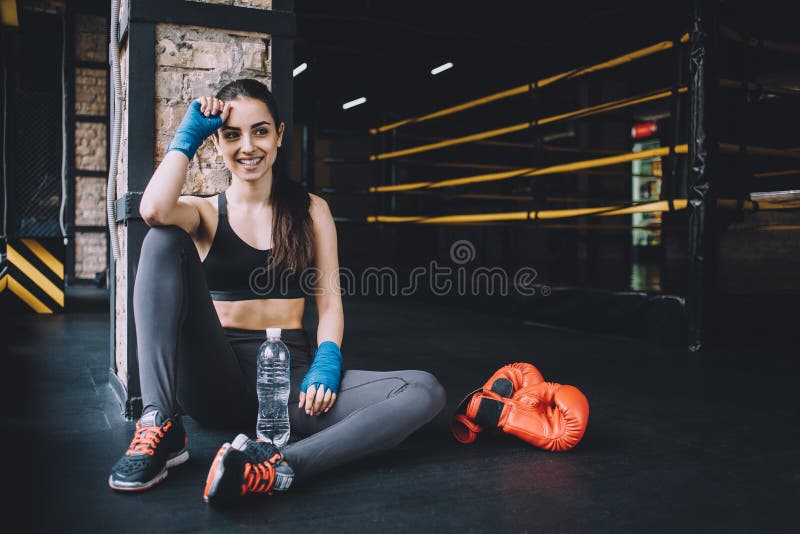El conseguir femenino hermoso y apto del combatiente se preparó para la lucha o el entrenamiento imagen de archivo El conseguir femenino hermoso y apto del combatiente se preparó para la lucha o el entrenamiento imagen de archivo