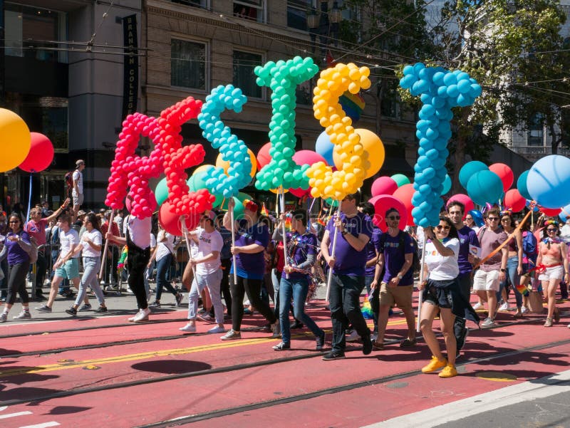El control de los manifestantes un ` resiste la bandera del ` en San 2017 Francisco Pride Parade foto de archivo El control de los manifestantes un ` resiste la bandera del ` en San 2017 Francisco Pride Parade foto de archivo