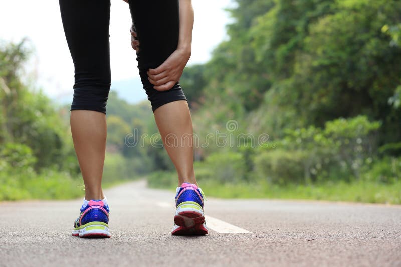 El control del basculador de la mujer sus deportes hirió la pierna fotografía de archivo El control del basculador de la mujer sus deportes hirió la pierna fotografía de archivo