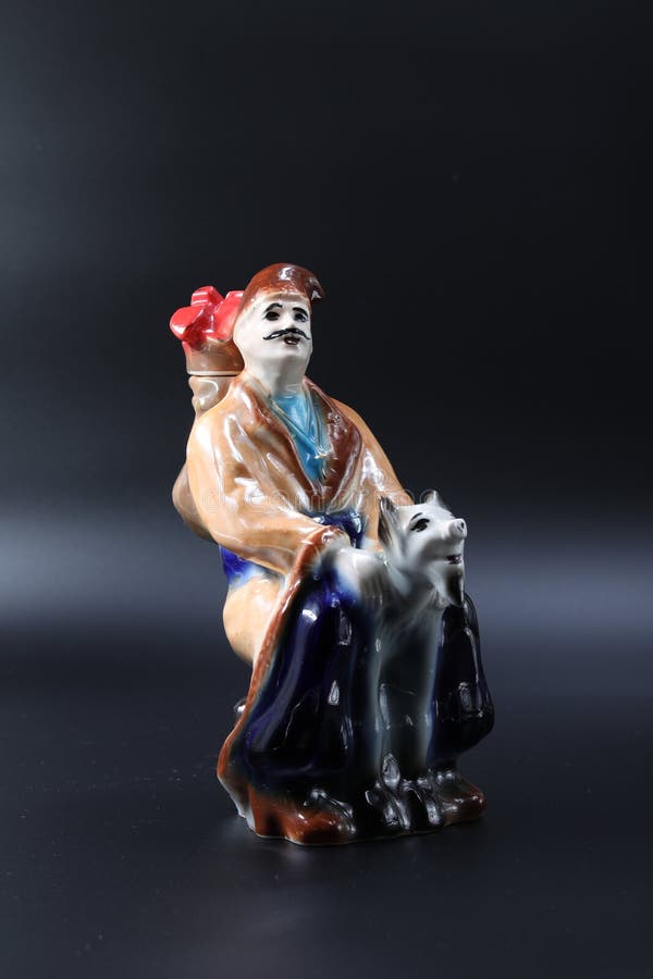 El cosaco con la mochila en la cual los zapatos rojos del ` s de las mujeres de la mentira se sientan en la parte posterior del ` fotografía de archivo El cosaco con la mochila en la cual los zapatos rojos del ` s de las mujeres de la mentira se sientan en la parte posterior del ` fotografía de archivo