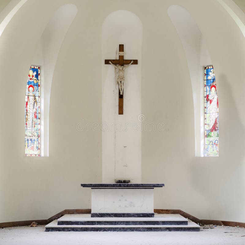 El crucifijo lindo ligero brillante colorido interior de Italia de la iglesia altera la bóveda de las ventanas de cristal de la m foto de archivo libre de regalías El crucifijo lindo ligero brillante colorido interior de Italia de la iglesia altera la bóveda de las ventanas de cristal de la m foto de archivo libre de regalías