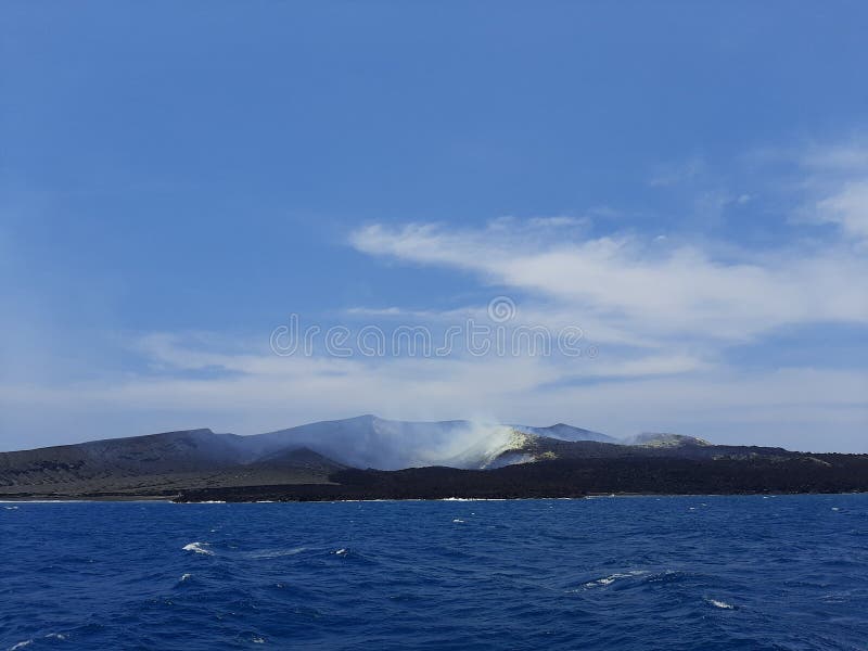 El cráter del monte krakatau se encuentra en el estrecho de sunda indonesia