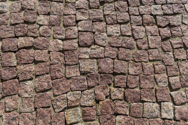 El cuadrado alineó con el guijarro o pavimento de la piedra, calzada o camino imagenes de archivo El cuadrado alineó con el guijarro o pavimento de la piedra, calzada o camino imagenes de archivo