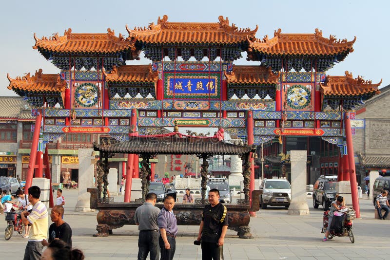 El cuadrado central y la puerta tradicional en la entrada al monasterio de Dazhao foto de archivo libre de regalías El cuadrado central y la puerta tradicional en la entrada al monasterio de Dazhao foto de archivo libre de regalías