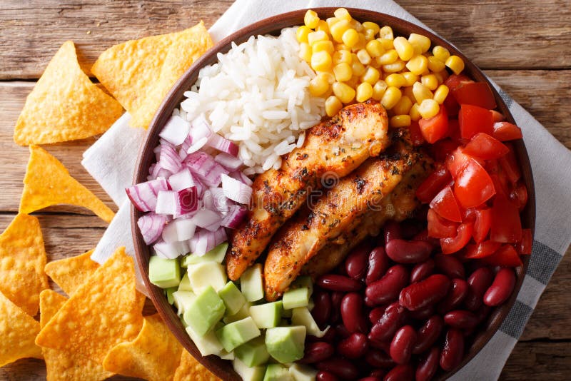 El cuenco del Burrito con el pollo asó a la parrilla, arroz y primer de las verduras fotos de archivo libres de regalías El cuenco del Burrito con el pollo asó a la parrilla, arroz y primer de las verduras fotos de archivo libres de regalías