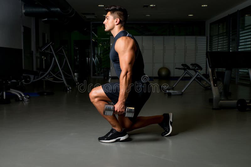 El culturismo de la postura del entrenamiento del hombre ejercita el entrenamiento del peso imágenes de archivo libres de regalías El culturismo de la postura del entrenamiento del hombre ejercita el entrenamiento del peso imágenes de archivo libres de regalías