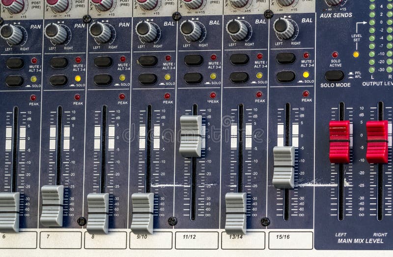 El cursor del mezclador utilizó para el menage el sonido en concierto vivo imagenes de archivo El cursor del mezclador utilizó para el menage el sonido en concierto vivo imagenes de archivo