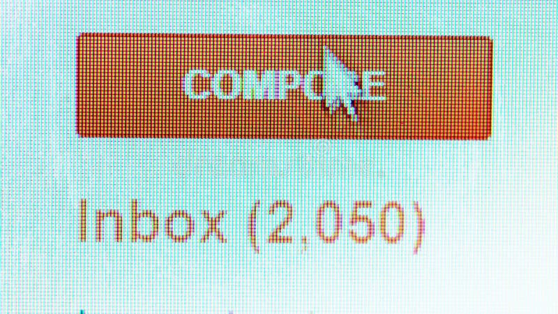 El cursor del ratón haciendo clic en el botón de redactar correo electrónico almacen de metraje de vídeo